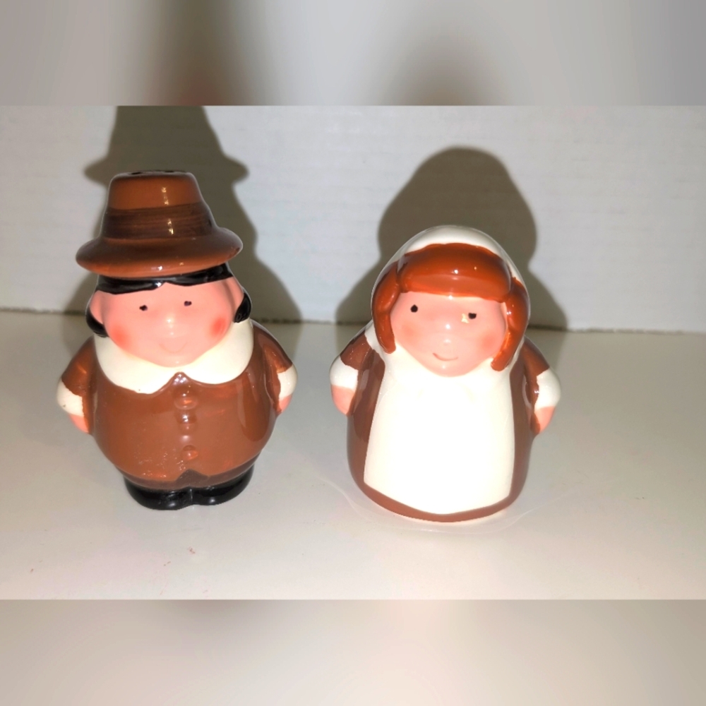 Vintage Pilgrim Set Salt And‎ Pepper Shakers